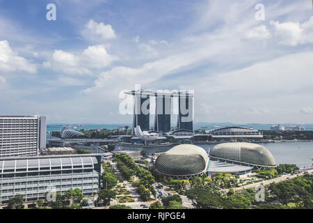 Singapore Marina Bay Sands Hotel e Teatri Esplanade sulla Baia architectural close up dettagli vista aerea durante il cielo chiaro giorno orario Foto Stock