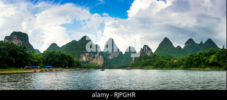 Vista panoramica del fiume Li crociera panoramica in Yangshuo, Cina Foto Stock