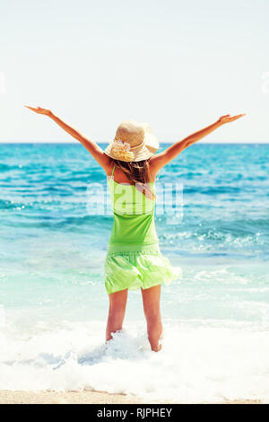 Donna felice in piedi in mare Foto Stock