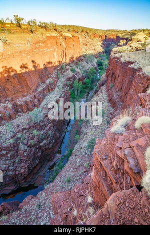 Ripide pareti a knox lookout a knox gorge nel karijini national park, Australia occidentale Foto Stock