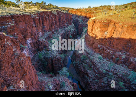 Ripide pareti a knox lookout a knox gorge nel karijini national park, Australia occidentale Foto Stock