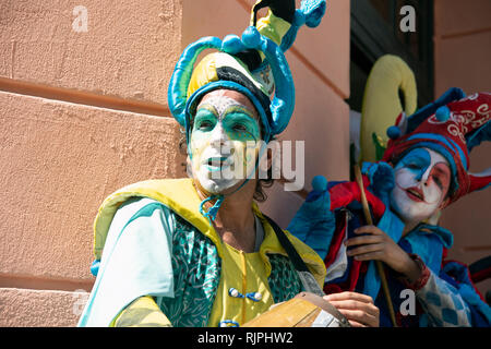 Due teatro di strada musicisti con facce dipinte e selvatici costumi circo intrattenere sulle strade di La Habana Vieja Cuba Foto Stock