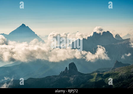 Le Dolomiti, Italia settentrionale. Vista da 2752m alto Rifugio Lagazuoi di (da sinistra) della Tofana di Rozes, le Cinque Torri e la crêpe dei Ronde Foto Stock