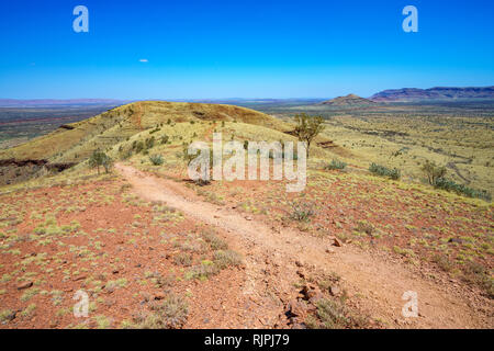 Escursionismo sul Monte bruce nel deserto di Karijini National Park, Australia occidentale Foto Stock