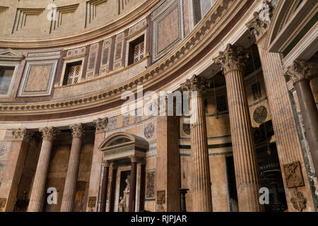 Vista dell'interno del pantheon, una chiesa dedicata alla chiesa di santa Maria ad Martyres, Roma, Italia Foto Stock