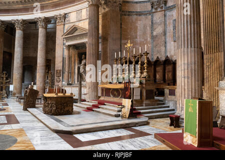 Vista dell'interno del pantheon, una chiesa dedicata alla chiesa di santa Maria ad Martyres, Roma, Italia Foto Stock