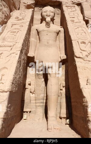 Una fotografia del tempio di Hathor e Nefertari, noto anche come il piccolo tempio. Il tempio è stato costruito circa un centinaio di metri a nord-est del tempio del faraone Ramesse II e dedicato alla dea Hathor e di Ramesse II capo della consorte, Nefertari, circa 1255 BC. Nefertari, noto anche come Nefertari Meritmut, era una regina egiziana e il primo del grande Royal mogli (o principal mogli) di Ramesse il grande. Foto Stock