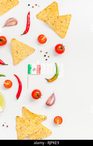 Creative vista superiore piana del laico messicano freschi ingredienti alimentari con tortilla chips nachos pepe aglio lime pomodori sul tavolo bianco sfondo con cop Foto Stock