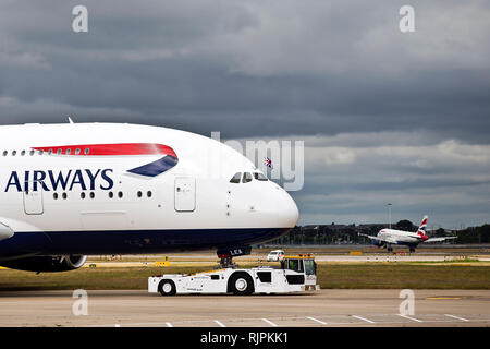 BA Airbus A380 presso l'aeroporto di Heathrow. Luglio 4, 2013. Foto Stock