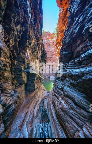 Escursionismo al corrimano in piscina nel weano gorge nel karijini national park, Australia occidentale Foto Stock