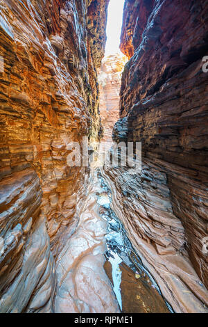 Escursionismo al corrimano in piscina nel weano gorge nel karijini national park, Australia occidentale Foto Stock