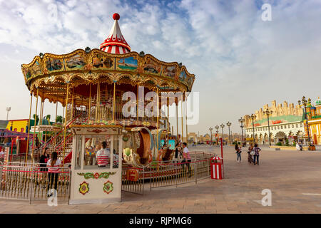 Dubai, UAE / 11. 06. : 2018 colorato decorato giostra Merry Go Round nel villaggio globale Foto Stock