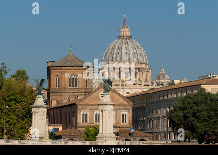 Vista del ponte Vittorio Emanuele e il fiume Tevere verso la Basilica Papale di San Pietro in Vaticano, Roma, Italia Foto Stock