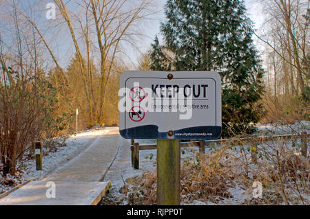 A tenere fuori segno di avvertimento di una zona sensibile dal punto di vista ambientale nel litorale Park, Rocky Point, Port Moody, British Columbia, Canada. Foto Stock