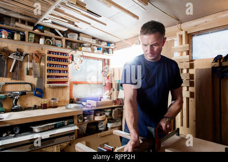 Artigiano preparare le parti per un oggetto di legno Foto Stock