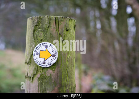 Cartello sul millennio modo vicino a Goit Stock, Harden, Bradford, West Yorkshire, Regno Unito Foto Stock