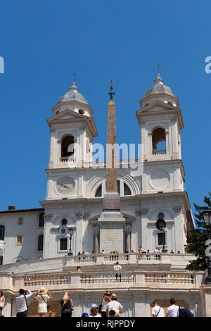 Chiesa della Santissima Trinità dei Monti, Trinita dei Monti, un cattolico Romean tardo Rinascimento chiesa titolare, e l'obelisco Obelisco Sallustiano Foto Stock