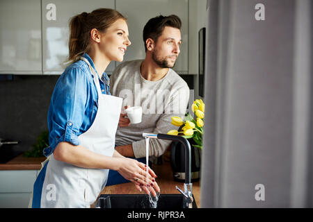 Paio di bere il caffè e lavaggio fino in cucina Foto Stock