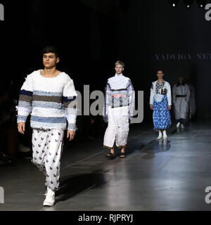 Kiev, Ucraina - 5 febbraio 2019: modelli presente una creazione del designer YADVIGA NETYKSHA durante la quarantaquattresima Ukrainian Fashion Week stagione Autunno/Inverno 2019/20 Foto Stock