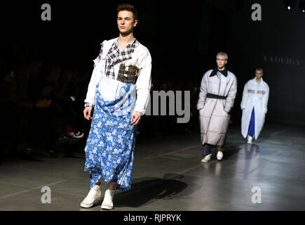 Kiev, Ucraina - 5 febbraio 2019: modelli presente una creazione del designer YADVIGA NETYKSHA durante la quarantaquattresima Ukrainian Fashion Week stagione Autunno/Inverno 2019/20 Foto Stock