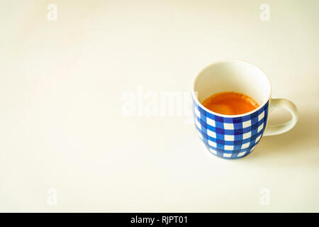 Una tazza di caffè con strisce blu isolato con uno sfondo bianco Foto Stock