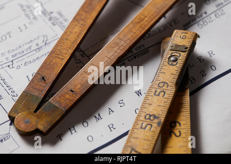 I righelli Vintage sulla mappa di proprietà, close up Foto Stock