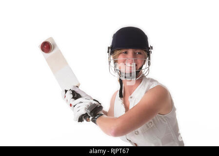 Donna cricketer in un abito bianco con un casco di protezione, parastinchi, un bat e la sfera. Foto Stock