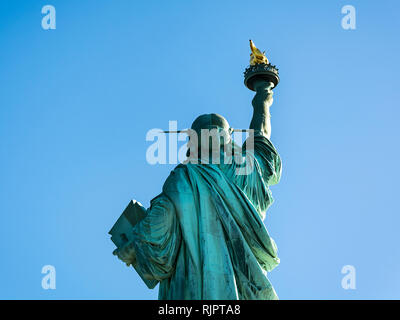 Vista posteriore della Statua della Libertà a Liberty Island e Manhattan, New York, Stati Uniti d'America Foto Stock