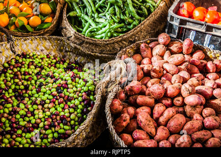 Cestini di frutta e verdura fresca, Fes, Marocco Foto Stock