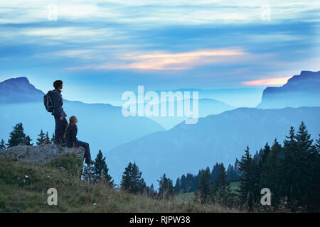 Gli escursionisti godendo di vista di Misty Mountains, Manigod, Rhone-Alpes, Francia Foto Stock