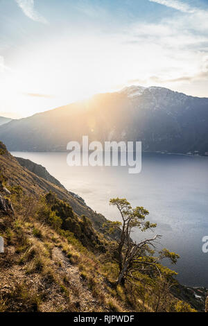 Tramonto sul lago di Garda dal lato occidentale - al di sopra di Limone sul Garda, Lombardia, Italia Foto Stock