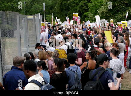 Protesta, intorno all'Ambasciatore americano Residence a Londra, per la visita al Regno Unito da parte del Presidente degli Stati Uniti Donald Trump; Luglio 2018. Foto Stock