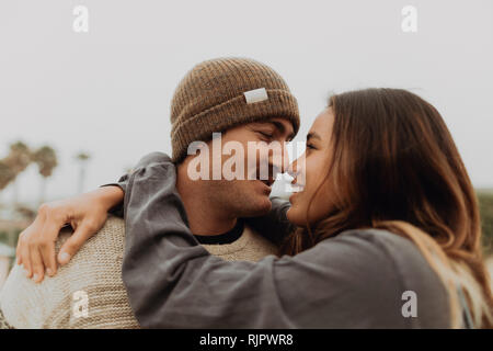 Romantico coppia giovane faccia a faccia sulla spiaggia, Jalama, CALIFORNIA, STATI UNITI D'AMERICA Foto Stock