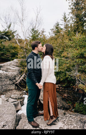 Giovane tenendo le mani e baciare, Tobermory, Canada Foto Stock