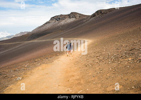 Gli escursionisti sul sentiero escursionistico, Haleakala National Park, Maui, Hawaii Foto Stock