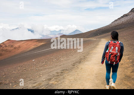 Escursionista sul sentiero escursionistico, Haleakala National Park, Maui, Hawaii Foto Stock