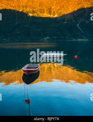 Barche galleggiante sul lago ancora al tramonto, Lusterfjord, Norvegia, Europa Foto Stock