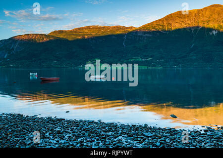 Due barche galleggiante sul lago ancora al tramonto, panoramica, Lusterfjord, Norvegia, Europa Foto Stock