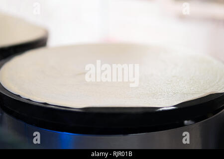 Realizzazione di Crepes Pancake nel mercato aperto festival di Natale in Fiera. Spazio per il testo Foto Stock