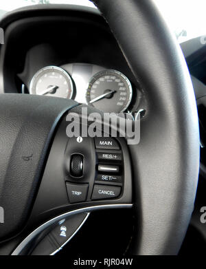 Cruscotto e impostazione di tasti di comando sul volante all'interno di un automobile Foto Stock