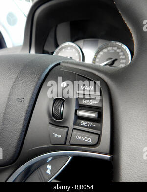 Pulsante Settngs e i pulsanti di comando sul contattore multifunzione volante interno auto premium Foto Stock