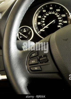 Cruscotto di automobile e controlla i pulsanti del regolatore di velocità sul volante Foto Stock