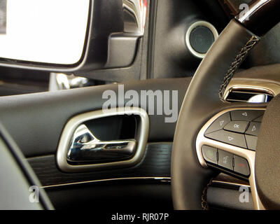 Menu a interfaccia e controllo vocale i pulsanti sul volante in auto Foto Stock