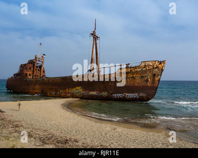 Rusty corrodendo Dimitrios naufragio su di una spiaggia di sabbia vicino a GHITHIO, Grecia Foto Stock