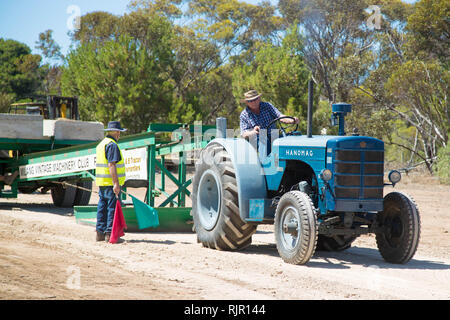 Il trattore d'epoca Hanomag si è tirato al Power Rally di Port Milang, Sud Australia Foto Stock