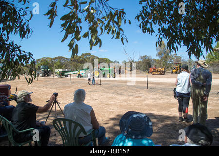 Trattore tirando al Rally di alimentazione alla porta Milang, Sud Australia Foto Stock