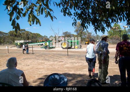 Trattore tirando al Rally di alimentazione alla porta Milang, Sud Australia Foto Stock