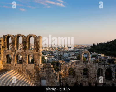 Odeon di Erode Attico archi e file di sedili del versante sud dell Acropoli di Atene, Grecia in morbida luce di un tramonto estivo Foto Stock