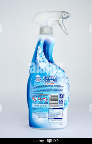 Potenza cif e lucentezza detergente per bagno Foto stock - Alamy