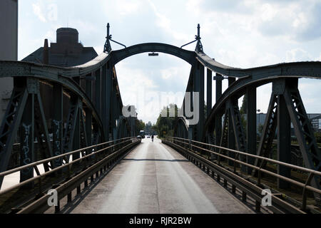 Storico ponte in acciaio in Krefelder Rheinhafen Foto Stock